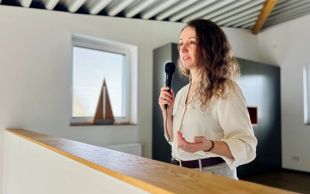 Dolmetscherin Verena Laouari arbeitet mit drei Arbeitssprachen