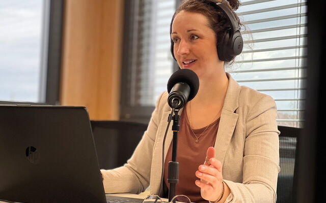 Professionelle Dolmetscherin Verena Laouari in einer geschäftlichen Verhandlung